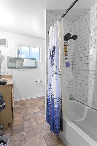 230 22 Avenue, Creston, BC - Indoor Photo Showing Bathroom