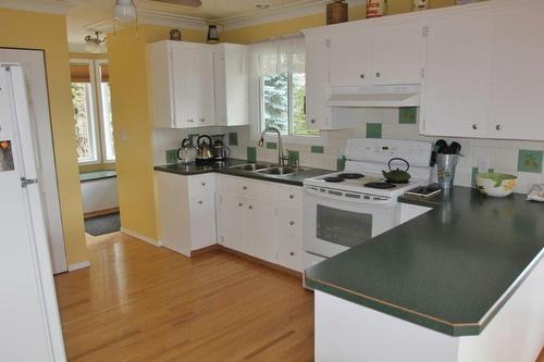 230 22 Avenue, Creston, BC - Indoor Photo Showing Kitchen With Double Sink