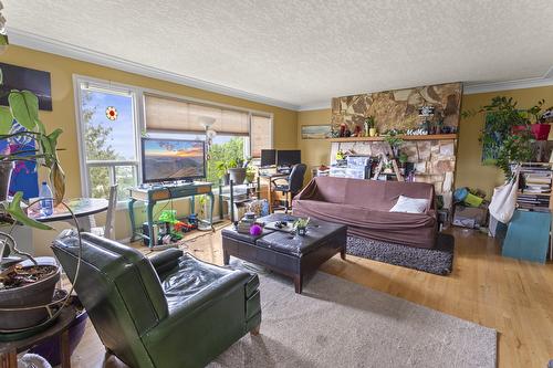 230 22 Avenue, Creston, BC - Indoor Photo Showing Living Room