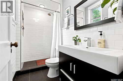 627 12Th Street E, Saskatoon, SK - Indoor Photo Showing Bathroom