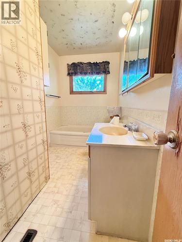 1117 Hartney Avenue, Weyburn, SK - Indoor Photo Showing Bathroom