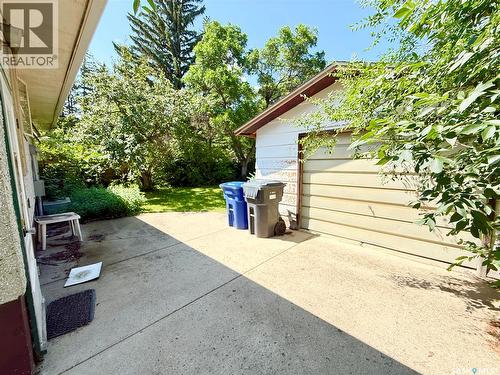 1117 Hartney Avenue, Weyburn, SK - Outdoor