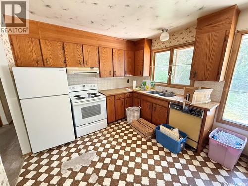 1117 Hartney Avenue, Weyburn, SK - Indoor Photo Showing Kitchen With Double Sink