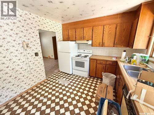 1117 Hartney Avenue, Weyburn, SK - Indoor Photo Showing Kitchen With Double Sink