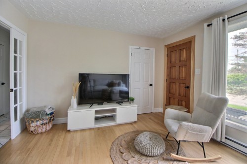 Salon - 12 Rue Massicotte, Amos, QC - Indoor Photo Showing Living Room