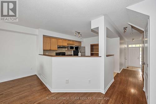 323 Freedom Private, Ottawa, ON - Indoor Photo Showing Kitchen