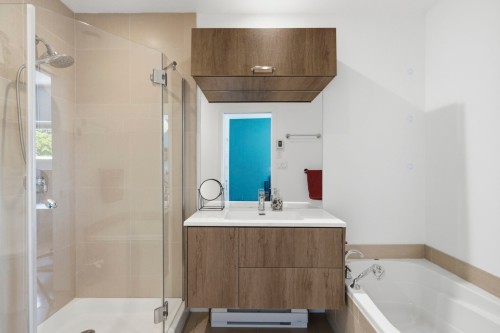 Master Bathroom - 202-4785 Rue Messier, Montréal (Le Plateau-Mont-Royal), QC - Indoor Photo Showing Bathroom