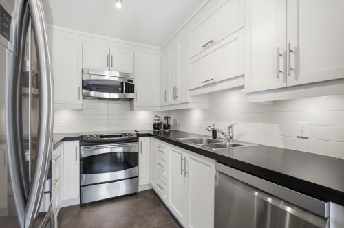 Kitchen - 202-4785 Rue Messier, Montréal (Le Plateau-Mont-Royal), QC - Indoor Photo Showing Kitchen With Double Sink With Upgraded Kitchen
