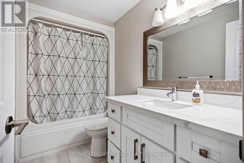 4 - 50 Chapman Court, London North (North I), ON - Indoor Photo Showing Bathroom