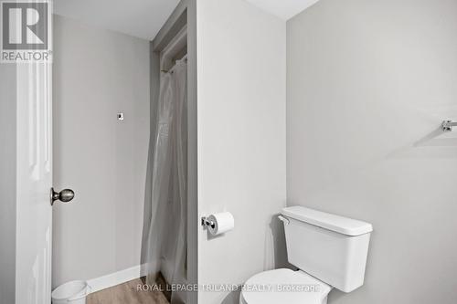 4 - 50 Chapman Court, London North (North I), ON - Indoor Photo Showing Bathroom