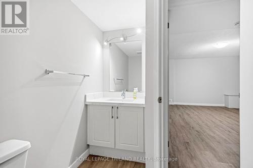 4 - 50 Chapman Court, London North (North I), ON - Indoor Photo Showing Bathroom