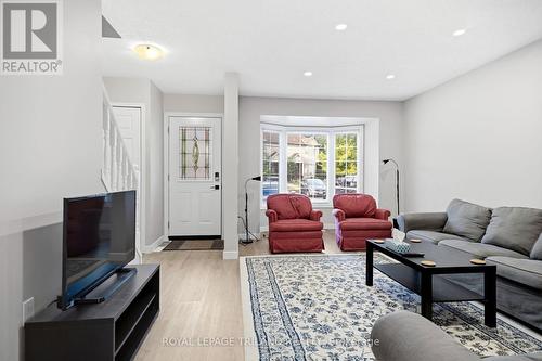 4 - 50 Chapman Court, London North (North I), ON - Indoor Photo Showing Living Room