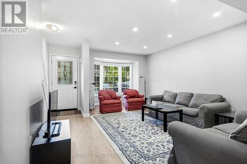 4 - 50 Chapman Court, London North (North I), ON - Indoor Photo Showing Living Room