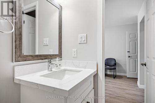 4 - 50 Chapman Court, London North (North I), ON - Indoor Photo Showing Bathroom