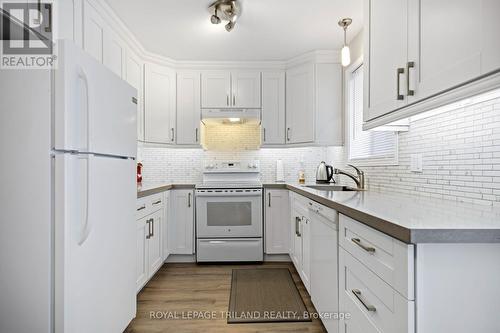 4 - 50 Chapman Court, London North (North I), ON - Indoor Photo Showing Kitchen