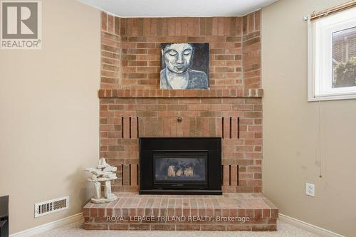 34 Gerald Crescent, London South (South J), ON - Indoor Photo Showing Living Room With Fireplace