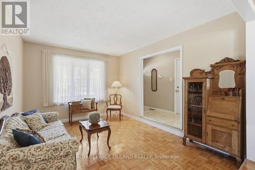 34 Gerald Crescent, London South (South J), ON - Indoor Photo Showing Living Room