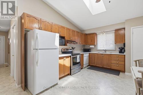 34 Gerald Crescent, London South (South J), ON - Indoor Photo Showing Kitchen