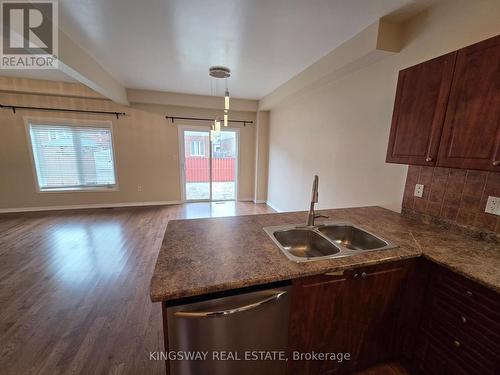 28 Tidemore Heights, Hamilton, ON - Indoor Photo Showing Kitchen With Double Sink