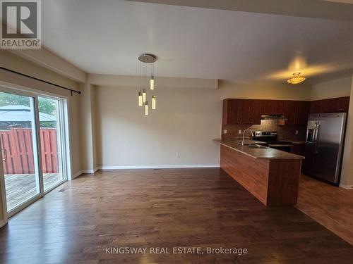 28 Tidemore Heights, Hamilton, ON - Indoor Photo Showing Kitchen