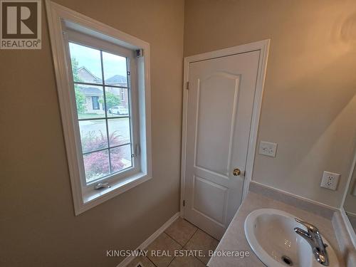 28 Tidemore Heights, Hamilton, ON - Indoor Photo Showing Bathroom