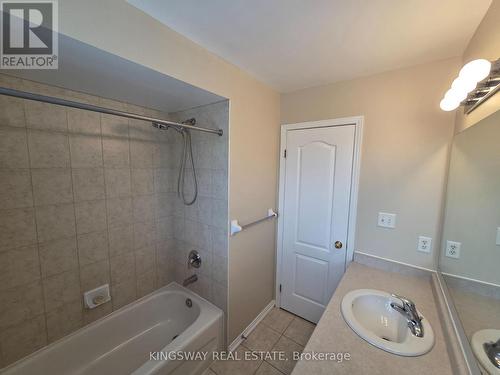 28 Tidemore Heights, Hamilton, ON - Indoor Photo Showing Bathroom