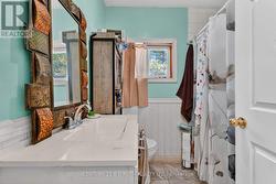 Upper Residential Unit - 4 pc bathroom - 