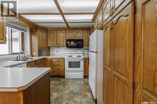 3338 Calder Crescent, Saskatoon, SK - Indoor Photo Showing Kitchen With Double Sink