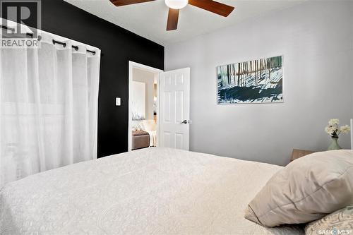 2209 Queen Street, Regina, SK - Indoor Photo Showing Bedroom