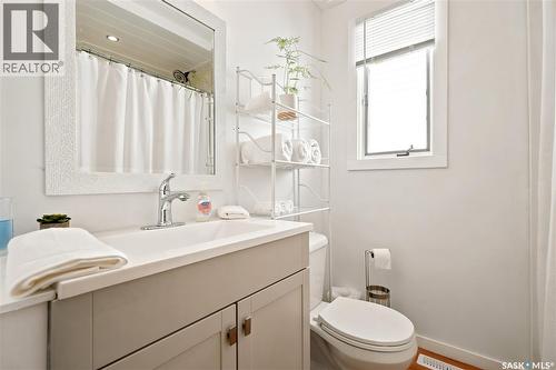 2209 Queen Street, Regina, SK - Indoor Photo Showing Bathroom