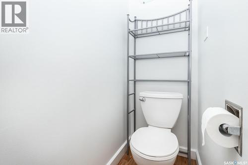 929 9Th Avenue N, Saskatoon, SK - Indoor Photo Showing Bathroom