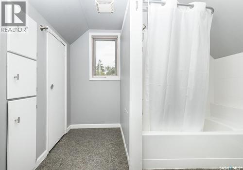 929 9Th Avenue N, Saskatoon, SK - Indoor Photo Showing Bathroom