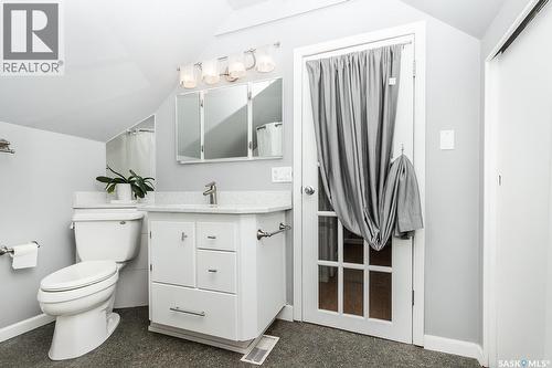929 9Th Avenue N, Saskatoon, SK - Indoor Photo Showing Bathroom
