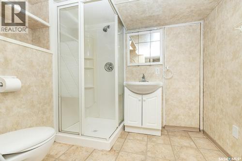 929 9Th Avenue N, Saskatoon, SK - Indoor Photo Showing Bathroom