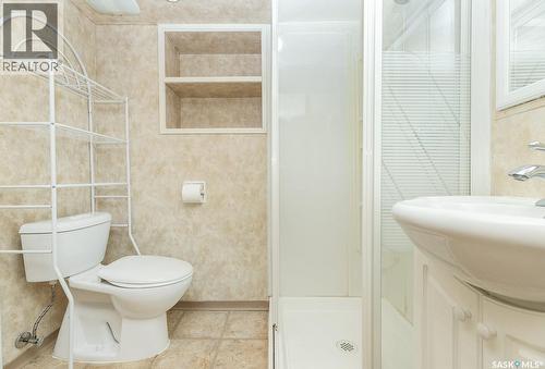 929 9Th Avenue N, Saskatoon, SK - Indoor Photo Showing Bathroom