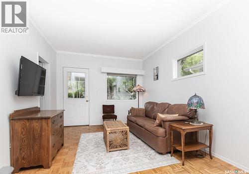 929 9Th Avenue N, Saskatoon, SK - Indoor Photo Showing Living Room