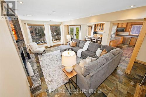 6124 Hardesty Crescent, Mississauga, ON - Indoor Photo Showing Living Room