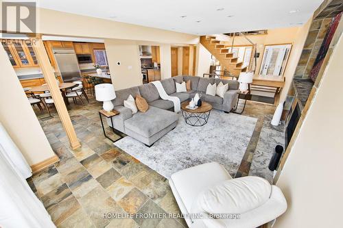 6124 Hardesty Crescent, Mississauga, ON - Indoor Photo Showing Living Room