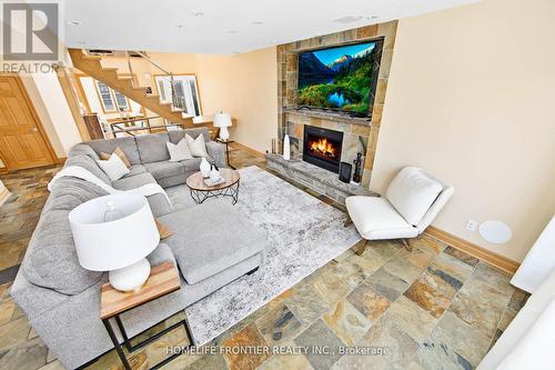 6124 Hardesty Crescent, Mississauga, ON - Indoor Photo Showing Living Room With Fireplace
