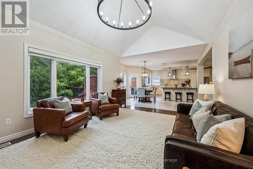 294 Farley Drive, Guelph (Pineridge/Westminster Woods), ON - Indoor Photo Showing Living Room