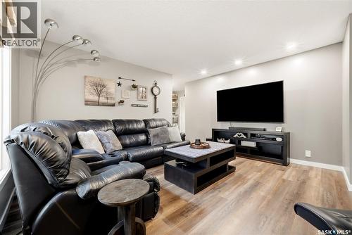 18 Forman Bay, Regina, SK - Indoor Photo Showing Living Room