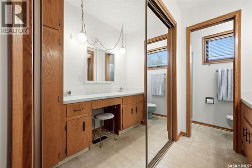 18 Forman Bay, Regina, SK - Indoor Photo Showing Bathroom