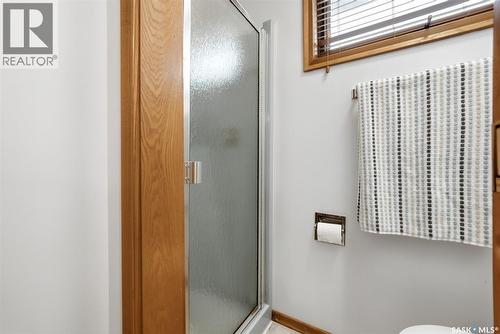 18 Forman Bay, Regina, SK - Indoor Photo Showing Bathroom