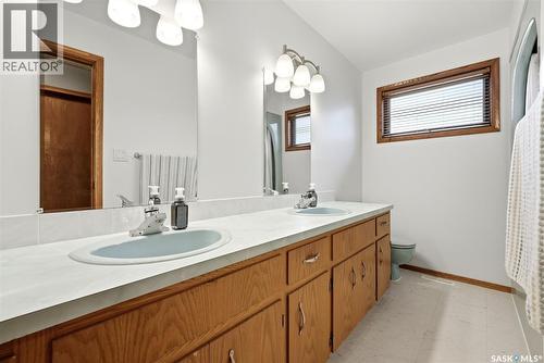 18 Forman Bay, Regina, SK - Indoor Photo Showing Bathroom