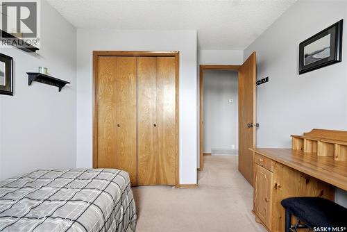 18 Forman Bay, Regina, SK - Indoor Photo Showing Bedroom