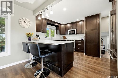 18 Forman Bay, Regina, SK - Indoor Photo Showing Kitchen With Upgraded Kitchen