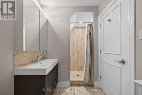64 Helena Street, Ottawa, ON - Indoor Photo Showing Bathroom