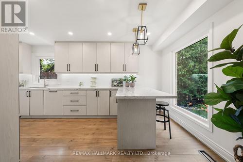 71 Bishop Crescent, Markham, ON - Indoor Photo Showing Kitchen With Upgraded Kitchen