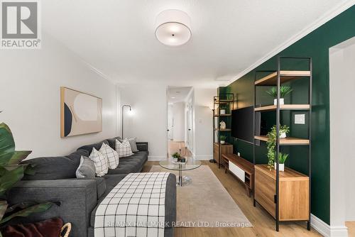 71 Bishop Crescent, Markham, ON - Indoor Photo Showing Living Room