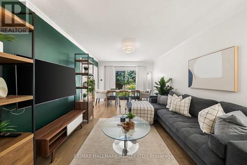 71 Bishop Crescent, Markham, ON - Indoor Photo Showing Living Room